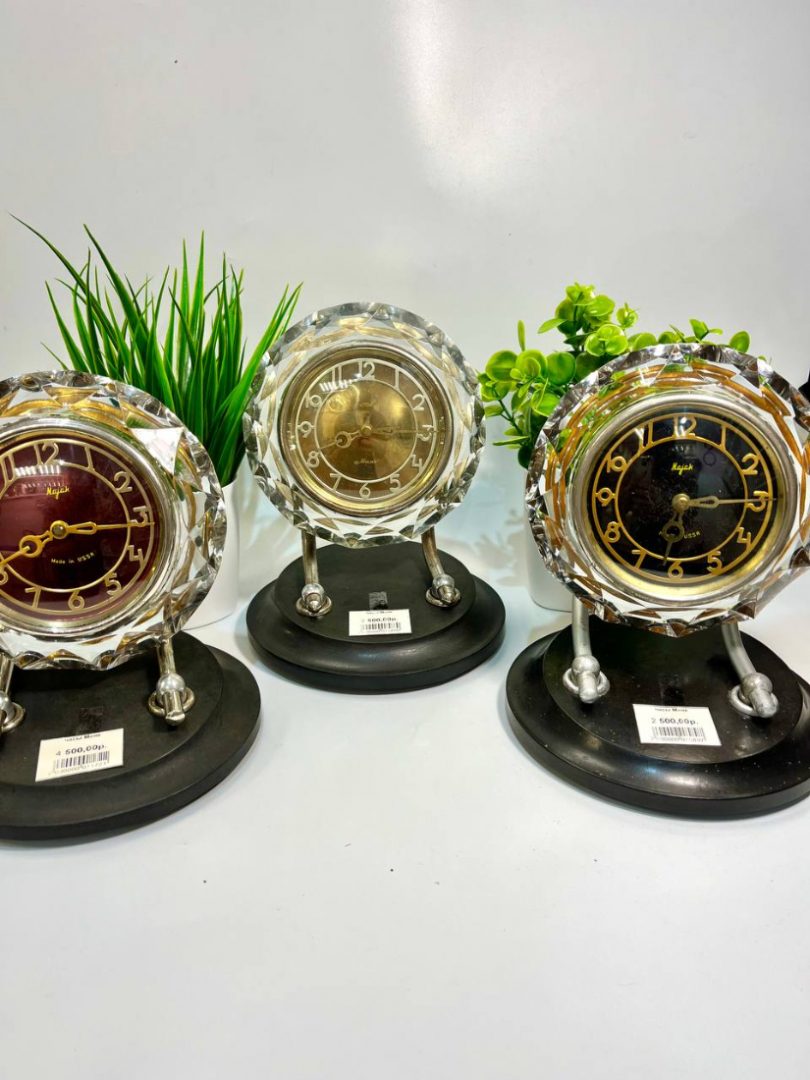 Настольные механические часы "Маяк". Хрустальный корпус, карболит подставка. Завод на 7 дней. Картинка 1